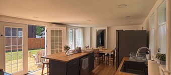 Charming 3-bedroom house with AC, WiFi and a large yard in the heart of Bangor!