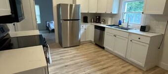 Spacious 6-bedroom house with AC, WiFi in beautiful Niagara Falls