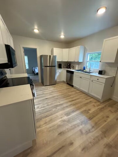 Spacious 6-bedroom house with AC, WiFi in beautiful Niagara Falls