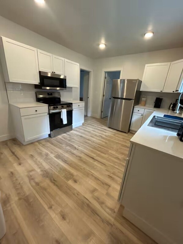 Private kitchen - Spacious 6-bedroom house with AC, WiFi in beautiful Niagara Falls (Niagara Falls)