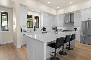 Electric kettle, toaster - Pine Meadow (Big Bear Lake)