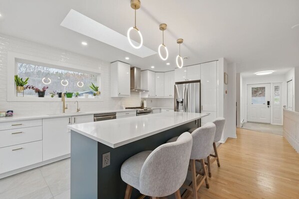 Een koelkast, een oven, een kookplaat, een vaatwasser