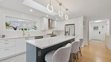 Een koelkast, een oven, een kookplaat, een vaatwasser