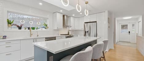 Fridge, oven, stovetop, dishwasher