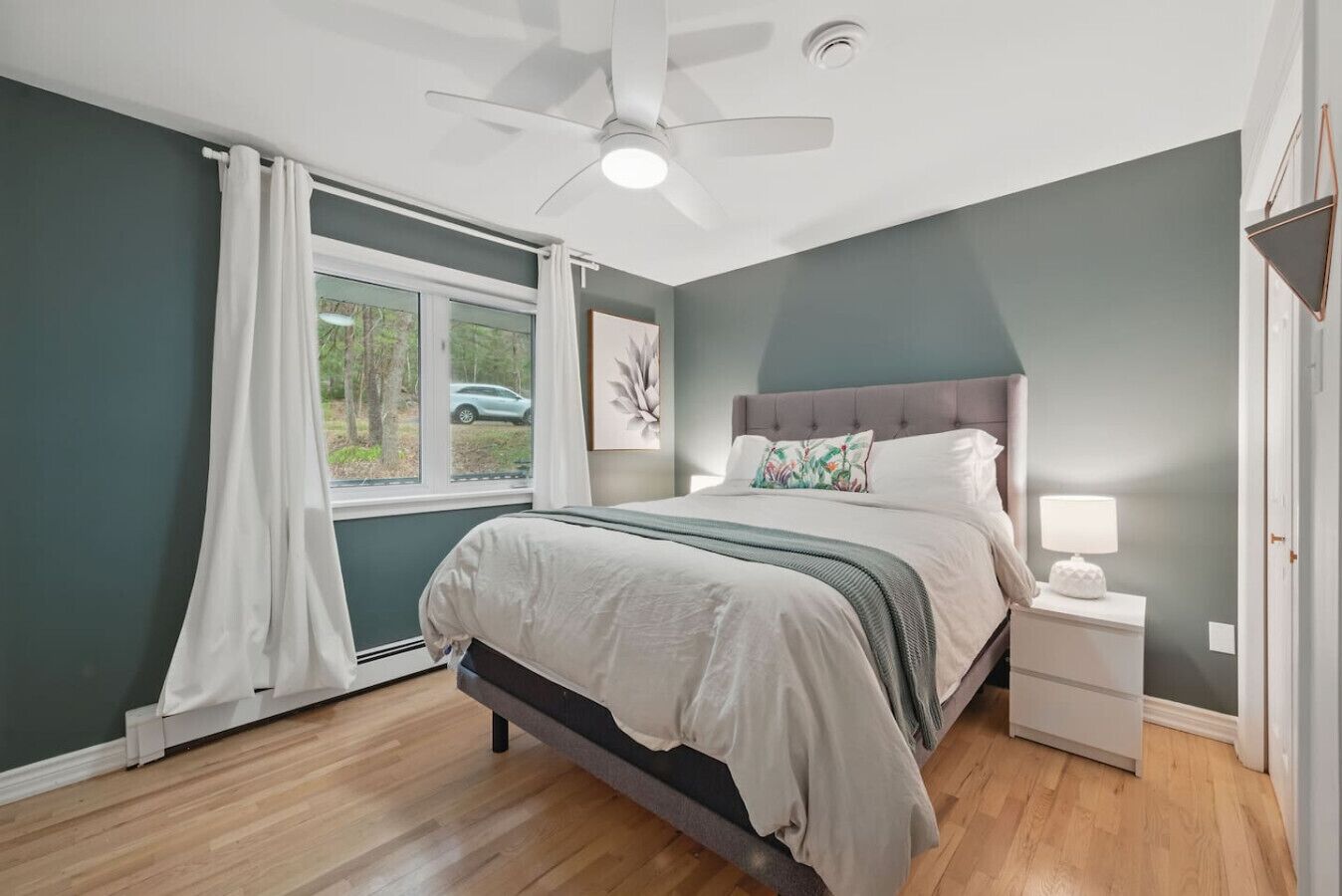 4 室のベッドルーム、デスク、WiFi