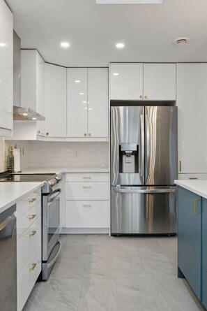 Réfrigérateur, un four, surface de cuisson, lave-vaisselle