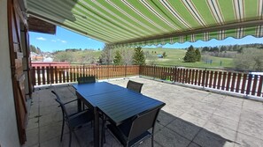 Outdoor dining - Beautiful apartment in the mountains - village center (La Pesse)