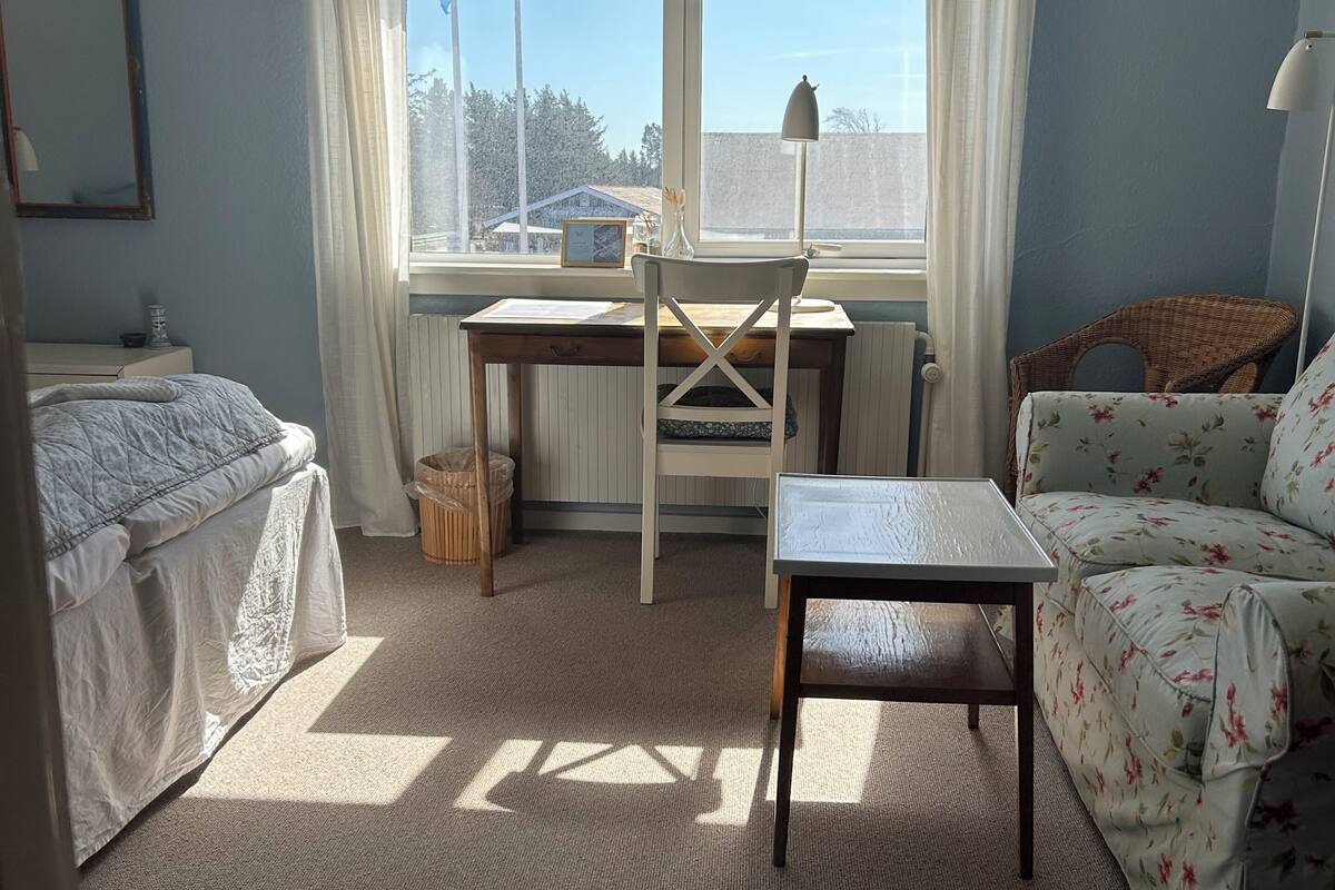 Superior værelse king size seng med skrivebord og sofa