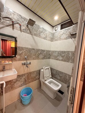 Luxury Double or Twin Room | Bathroom | Shower, slippers, towels, soap - Trinetra Nirvana (varanasi)