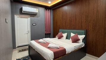 Elite Double or Twin Room | Desk, laptop workspace, free WiFi