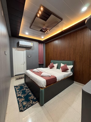 Elite Double or Twin Room | Desk, laptop workspace, free WiFi - Trinetra Nirvana (varanasi)