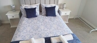 Large Guest Room with Kingsize Bed & Private Bathroom