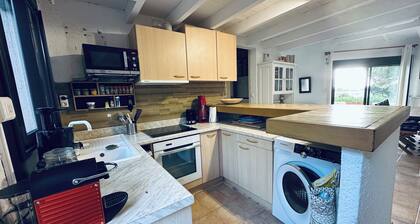 House with sea view and beach within walking distance