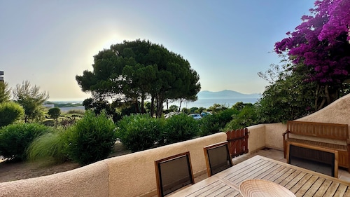 House with sea view and beach within walking distance