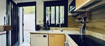 House with sea view and beach within walking distance