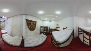 A room with bunk beds, a small table, and a chair. - Green Special B&B (Rio de Janeiro)