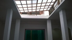 A room with a skylight and a window. - Green Special B&B (Rio de Janeiro)