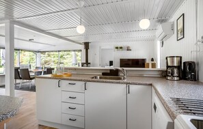 Réfrigérateur, micro-ondes, plaque de cuisson, lave-vaisselle