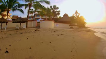 Di pantai dan handuk pantai