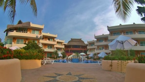 Ein Resort mit mehreren Gebäuden, einem zentralen Pool und Außenbereich-Sitzgelegenheiten.