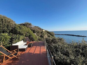 Property grounds - 2-bedroom seafront apartment with private access to the sea (Toscana)