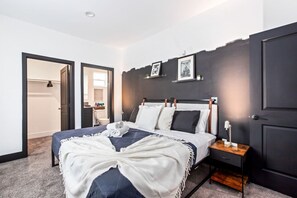 Desk, iron/ironing board, WiFi, bed sheets - Los Angeles Oasis | Jacuzzi | Parking |Fireplace! (Los Angeles)