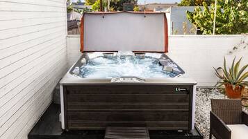 Tina de hidromasaje al aire libre