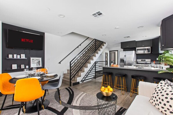 Dining - Los Angeles Oasis | Jacuzzi | Parking |Fireplace! (Los Angeles)