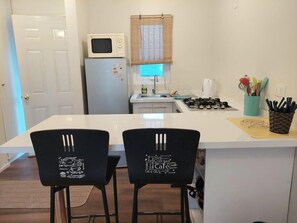 Stuga | Eget kök | Kylskåp, mikrovågsugn, ugn och grytor/köksredskap