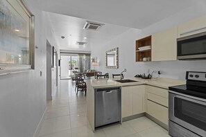 Kylskåp, mikrovågsugn, ugn och spishäll