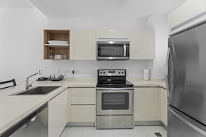 Réfrigérateur, micro-ondes, four, plaque de cuisson