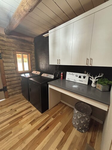 Lovely Renovated and Secluded Log Cabin with pickleball court