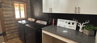 Lovely Renovated and Secluded Log Cabin with pickleball court