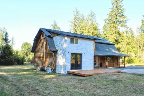 Lovely Renovated and Secluded Log Cabin with pickleball court
