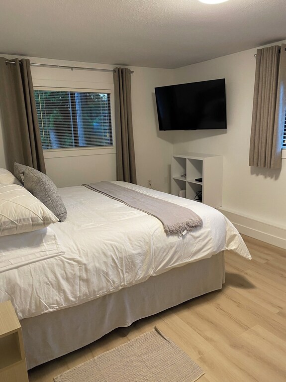 A Spacious Private Lower Level Escape Near Lakes, Trails And Ocean Views. - Nanaimo