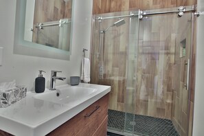 Douche, sèche-cheveux, serviettes fournies, savon