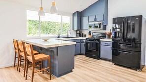 ثلاجة، ميكروويف، فرن، مو�قد طهي مسطح