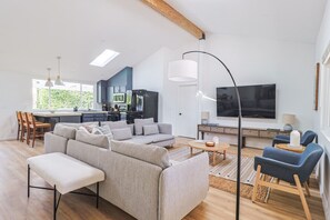 智能电视、壁炉、乒乓球