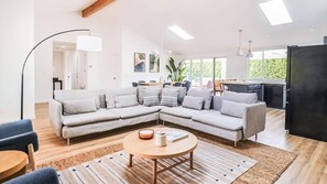 Smart TV, fireplace, ping pong