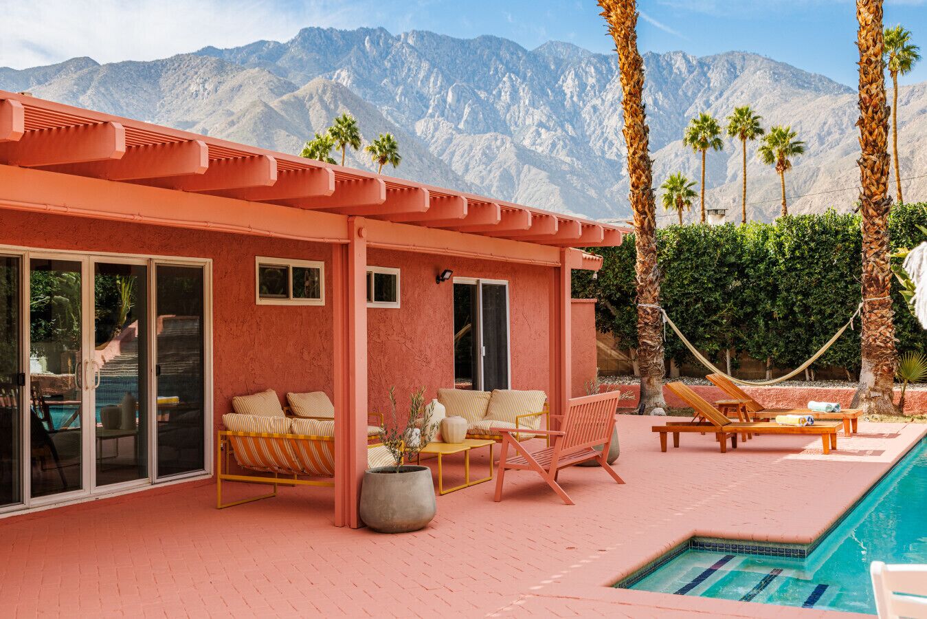 Een buitenzwembad en een verwarmd zwembad