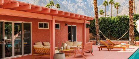 Een buitenzwembad en een verwarmd zwembad