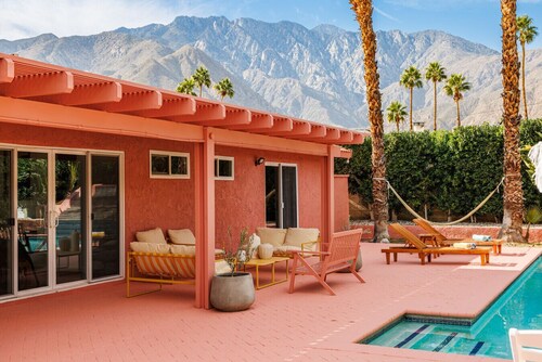 Palm Springs Pink House Villa, Pool, BBQ & Games, Seasonal Discount!