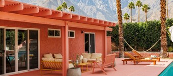 Palm Springs Pink House Villa, Pool, BBQ & Games, Seasonal Discount!