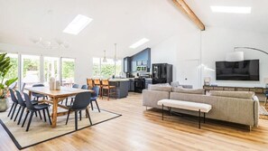 Smart TV, fireplace, ping pong