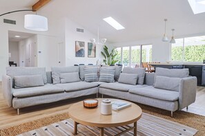 智能电视、壁炉、乒乓球