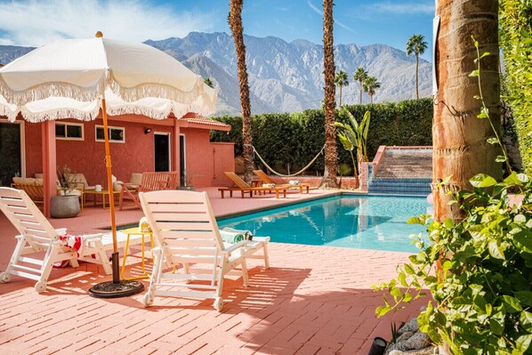 Alberca al aire libre y alberca climatizada