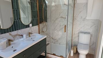 Douche, sĂšche-cheveux, serviettes fournies