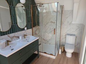 Douche, sèche-cheveux, serviettes fournies