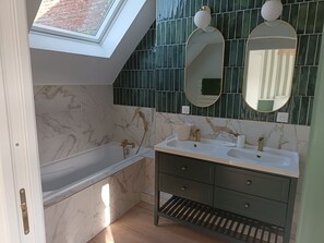 Dusche, Haartrockner, Handtücher