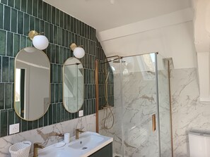 Douche, sèche-cheveux, serviettes fournies